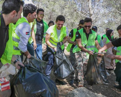 ولي العهد يشارك مجموعة من الشباب المتطوعين في الحملة الوطنية للنظافة العامة وحماية البيئة "بلدك بيتك"