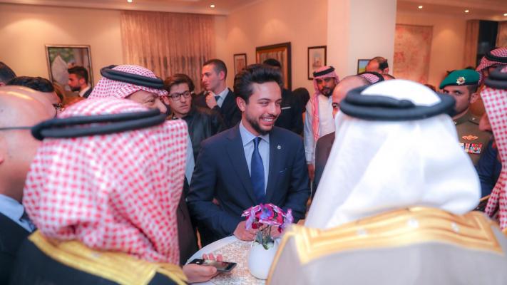 ولي العهد يلتقي مجموعة من أبناء الجالية الأردنية في البحرين وشباب يمثلون مبادرة حقق