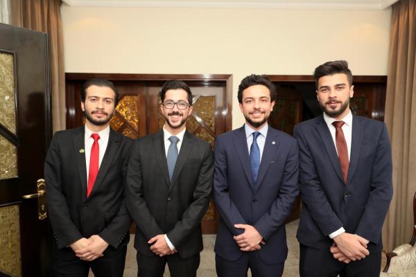 ولي العهد يلتقي مجموعة من أبناء الجالية الأردنية في البحرين وشباب يمثلون مبادرة حقق