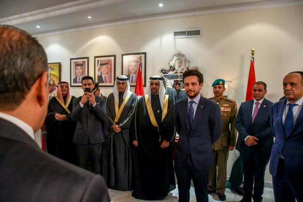 ولي العهد يلتقي مجموعة من أبناء الجالية الأردنية في البحرين وشباب يمثلون مبادرة حقق