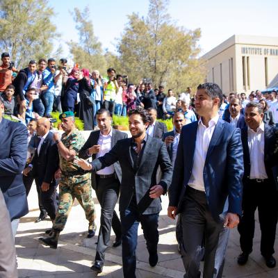 ولي العهد يشارك بتركيب القطعة الأخيرة للقمر الصناعي المصغر