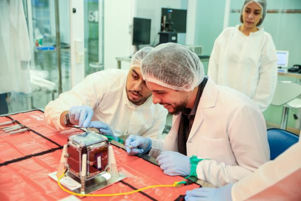 ولي العهد يشارك بتركيب القطعة الأخيرة للقمر الصناعي المصغر