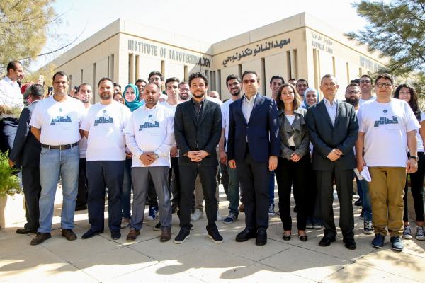 ولي العهد يشارك بتركيب القطعة الأخيرة للقمر الصناعي المصغر