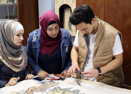 ولي العهد يطلع في زيارة مفاجئة على برامج معهد مادبا لفن الفسيفساء والترميم