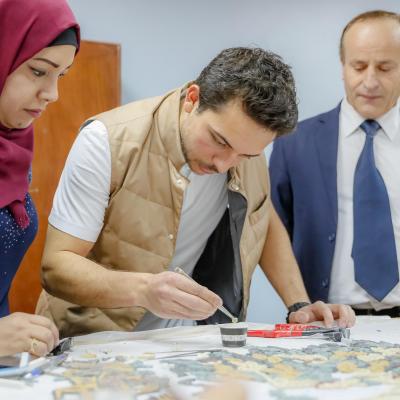 ولي العهد يطلع في زيارة مفاجئة على برامج معهد مادبا لفن الفسيفساء والترميم