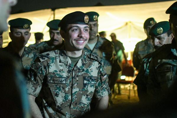 ولي العهد يتابع مع مجموعة من فرسان مبادرة حقق تمرينا تعبوياً ليليا نفذته وحدات من الحرس الملكي الخاص