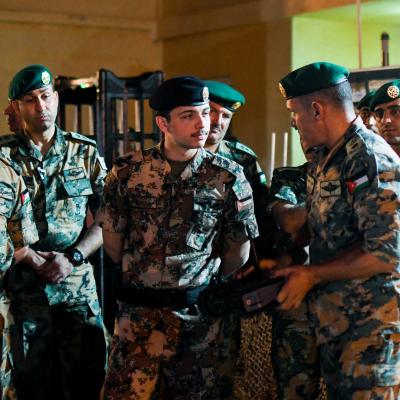 ولي العهد يتابع مع مجموعة من فرسان مبادرة حقق تمرينا تعبوياً ليليا نفذته وحدات من الحرس الملكي الخاص