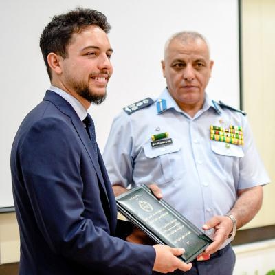 مندوباً عن الملك، ولي العهد يرعى حفل تخريج دورات الدفاع الوطني والحرب وبرنامج استراتيجيات في مواجهة التطرف والارهاب