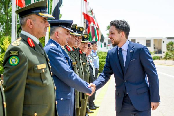 مندوباً عن الملك، ولي العهد يرعى حفل تخريج دورات الدفاع الوطني والحرب وبرنامج استراتيجيات في مواجهة التطرف والارهاب