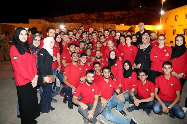 ولي العهد يتابع مع مجموعة من فرسان مبادرة حقق تمرينا تعبوياً ليليا نفذته وحدات من الحرس الملكي الخاص