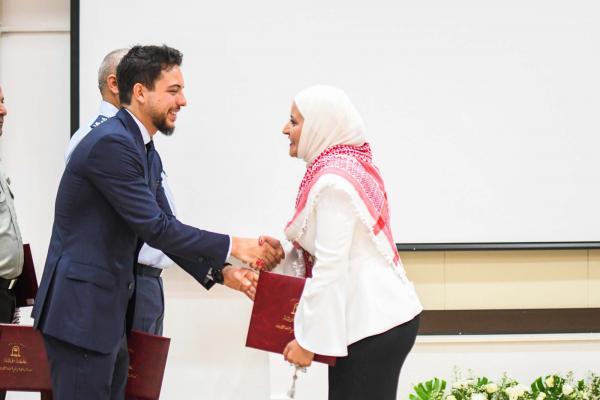 مندوباً عن الملك، ولي العهد يرعى حفل تخريج دورات الدفاع الوطني والحرب وبرنامج استراتيجيات في مواجهة التطرف والارهاب
