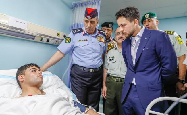 ولي العهد يعود مصابي الأمن العام وقوات الدرك في مدينة الحسين الطبية
