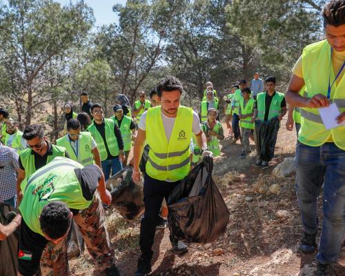 ولي العهد يشارك مجموعة من الشباب المتطوعين في الحملة الوطنية للنظافة العامة وحماية البيئة "بلدك بيتك"