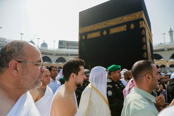 ولي العهد يؤدي مناسك العمرة