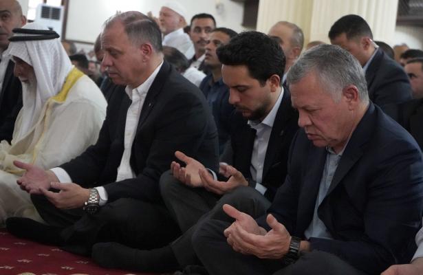 الملك وولي العهد يشاركان جموع المصلين أداء صلاة عيد الفطر بمسجد الشريف الحسين بن علي في العقبة