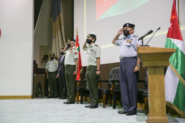 مندوباً عن الملك، ولي العهد يرعى حفل تخريج دورة القيادة والأركان