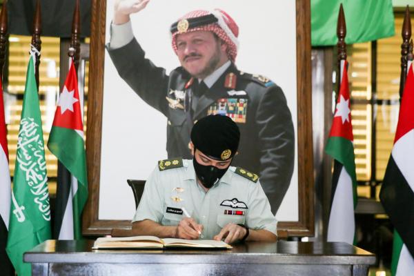 مندوباً عن الملك، ولي العهد يرعى حفل تخريج دورة القيادة والأركان