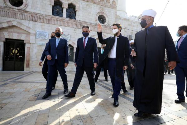 ولي العهد يطلع على مشروع إعادة تأهيل المسجد الحسيني