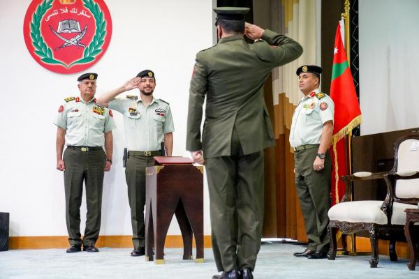 مندوبا عن الملك، ولي العهد يرعى حفل تخريج دورة القيادة والأركان