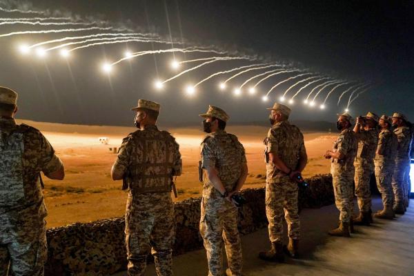 مندوبا عن الملك، ولي العهد يتابع تمرين "صقور الهواشم" الليلي