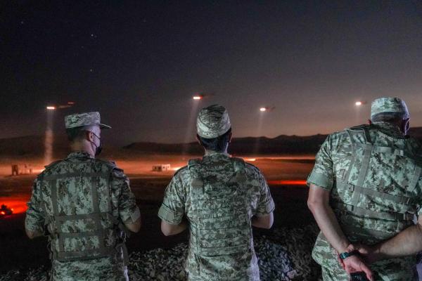 مندوبا عن الملك، ولي العهد يتابع تمرين "صقور الهواشم" الليلي