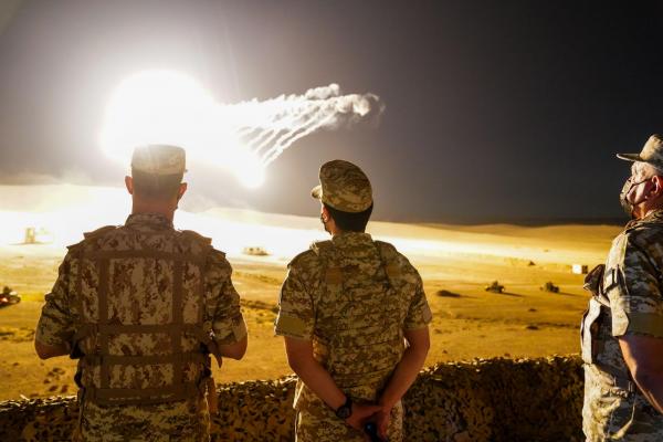 مندوبا عن الملك، ولي العهد يتابع تمرين "صقور الهواشم" الليلي