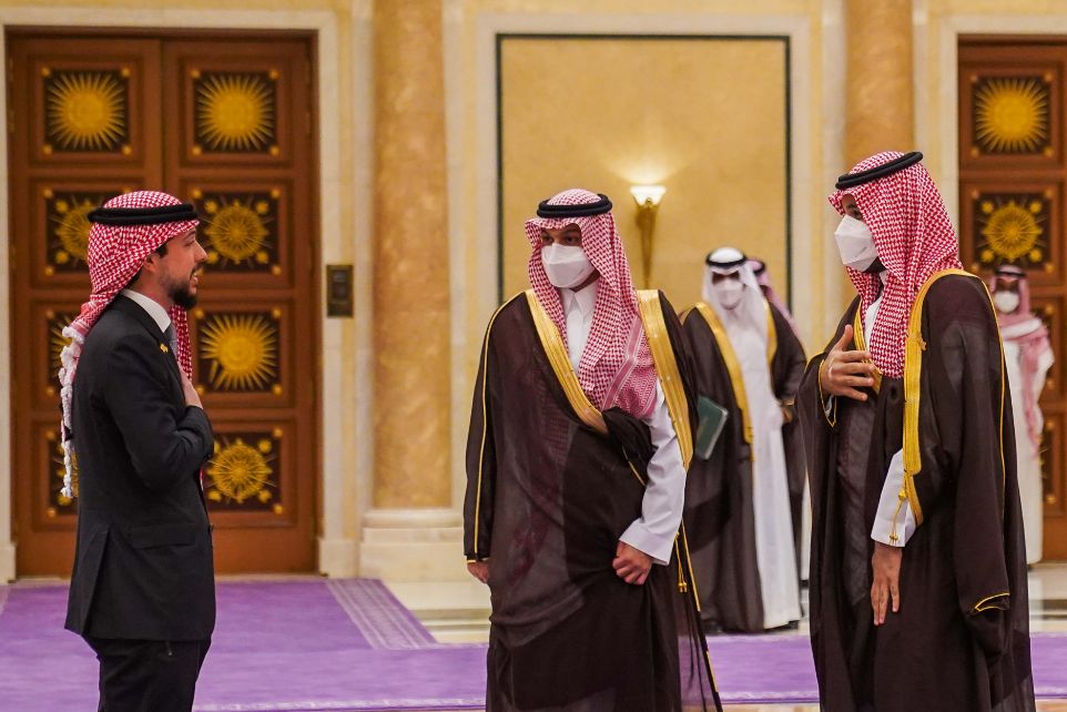 مندوبا عن الملك ولي العهد يشارك في قمة مبادرة الشرق الأوسط الأخضر بالسعودية