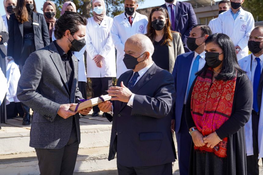 الأمير الحسن يصطحب الأمير الحسين في جولة بالجمعية العلمية الملكية