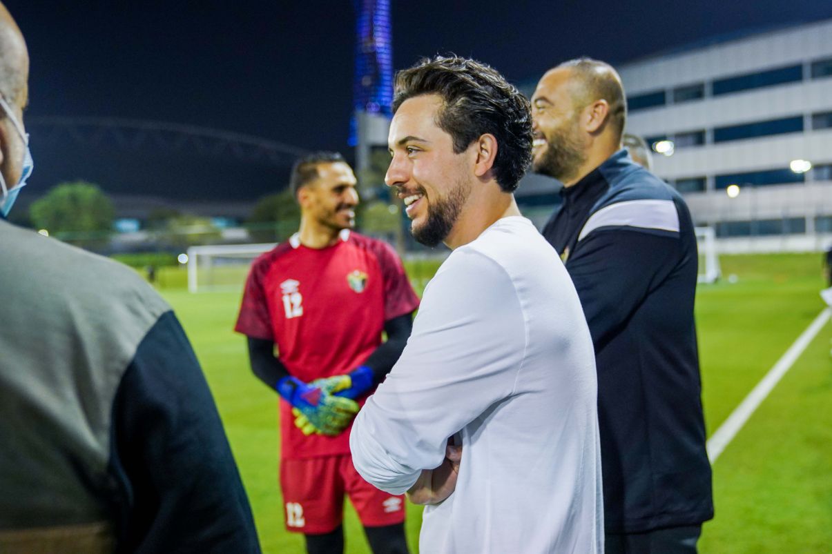 ولي العهد يزور المعسكر التدريبي للمنتخب الوطني في الدوحة