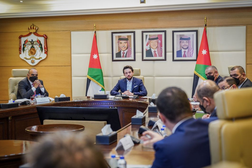 ولي العهد يطلع خلال ترؤسه اجتماعا في رئاسة الوزراء على آليات تنفيذ برنامج أولويات عمل الحكومة الاقتصادي