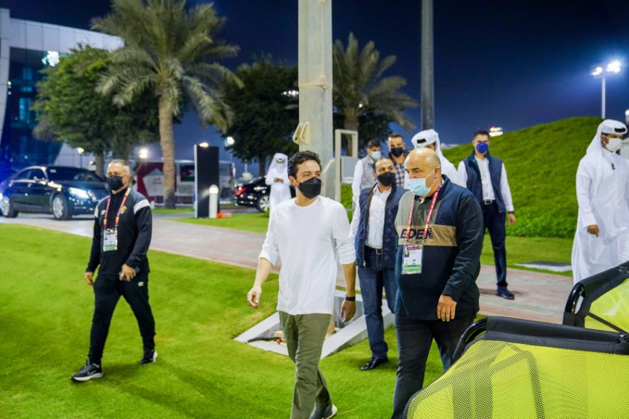 ولي العهد يزور المعسكر التدريبي للمنتخب الوطني في الدوحة