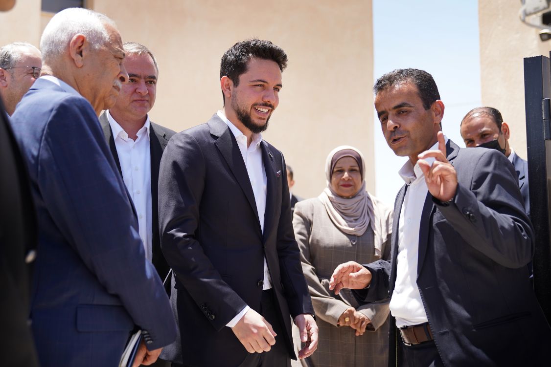 ولي العهد يفتتح مركز شباب وشابات أم الجمال