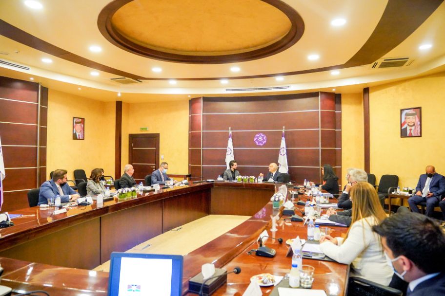 الأمير الحسن يصطحب الأمير الحسين في جولة بالجمعية العلمية الملكية