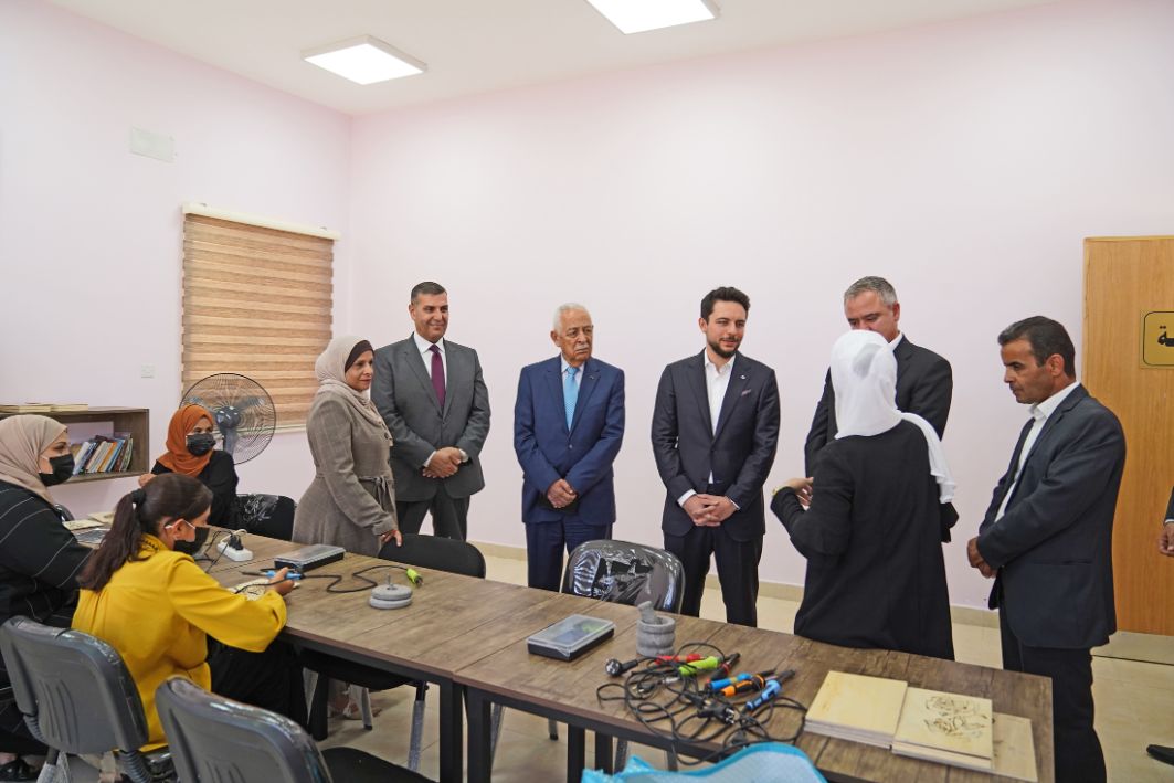ولي العهد يفتتح مركز شباب وشابات أم الجمال