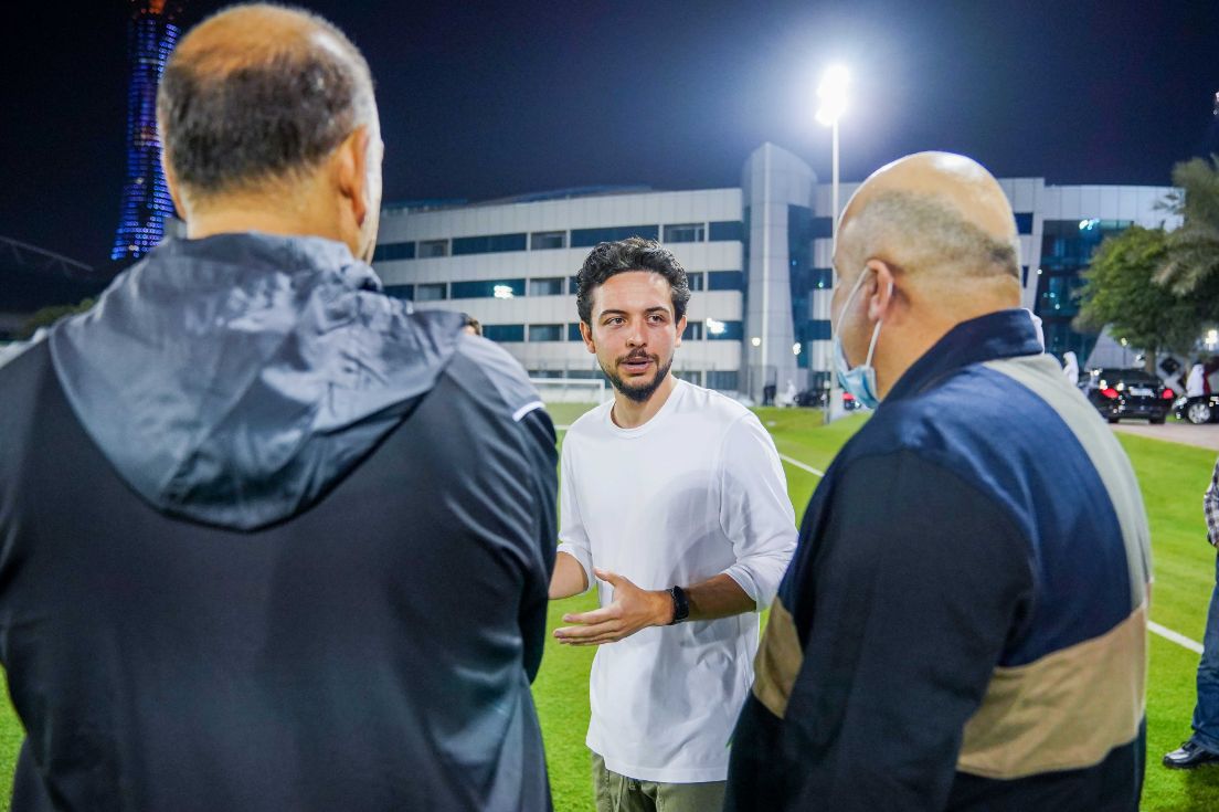 ولي العهد يزور المعسكر التدريبي للمنتخب الوطني في الدوحة