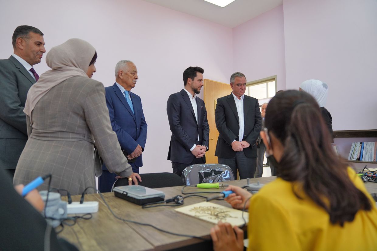 ولي العهد يفتتح مركز شباب وشابات أم الجمال