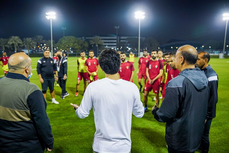 ولي العهد يزور المعسكر التدريبي للمنتخب الوطني في الدوحة