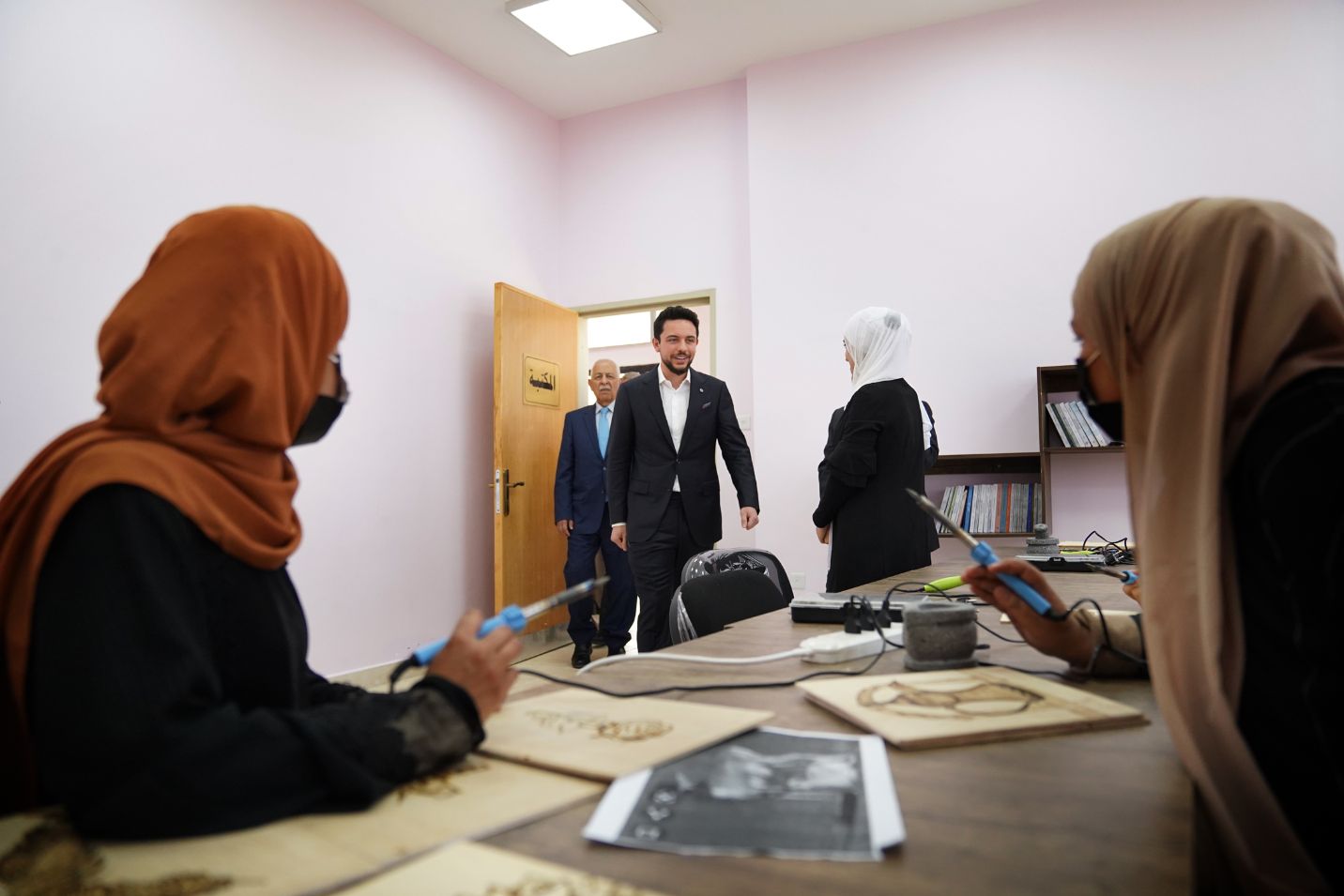 ولي العهد يفتتح مركز شباب وشابات أم الجمال