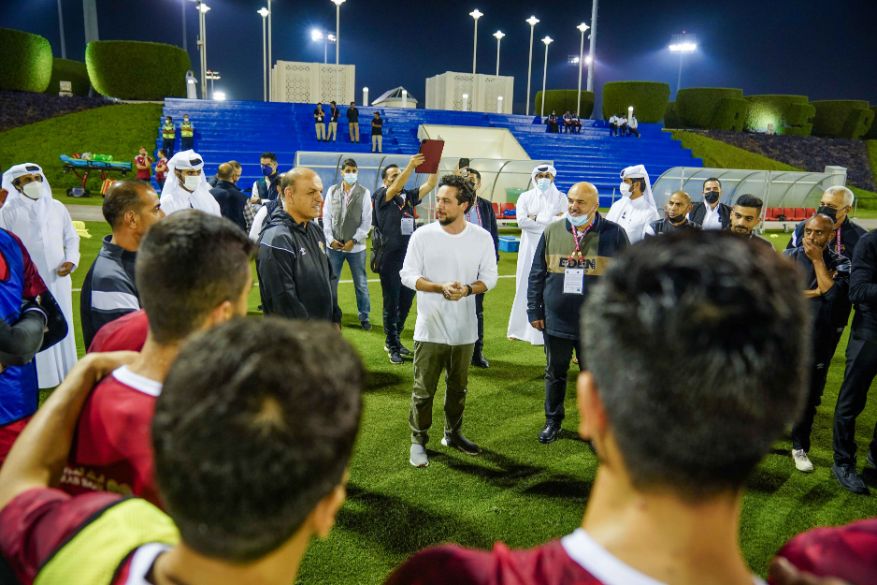 ولي العهد يزور المعسكر التدريبي للمنتخب الوطني في الدوحة