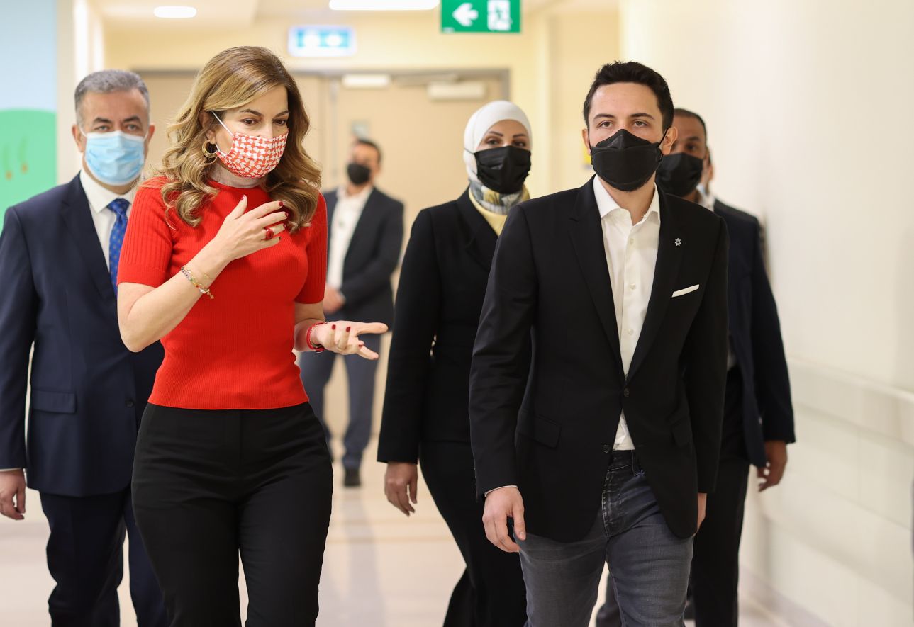 نائب الملك يزور مركز الحسين للسرطان