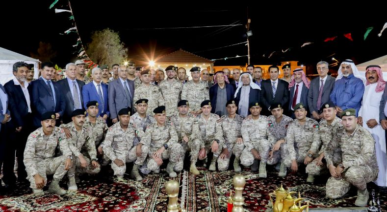  نائب الملك يشارك عدداً من القادة المتقاعدين من كتيبة "أم الجيش" مأدبة الإفطار