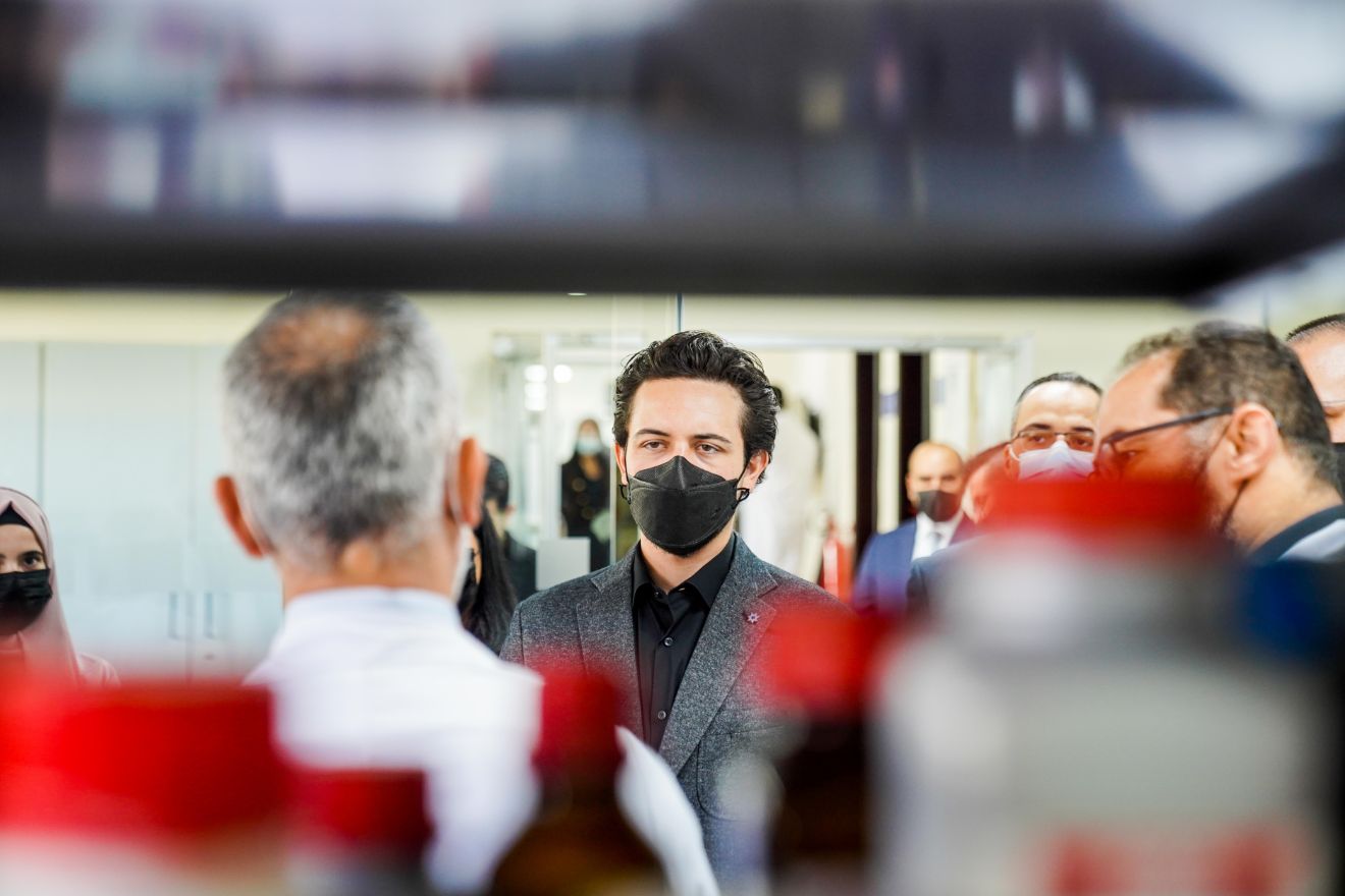 الأمير الحسن يصطحب الأمير الحسين في جولة بالجمعية العلمية الملكية