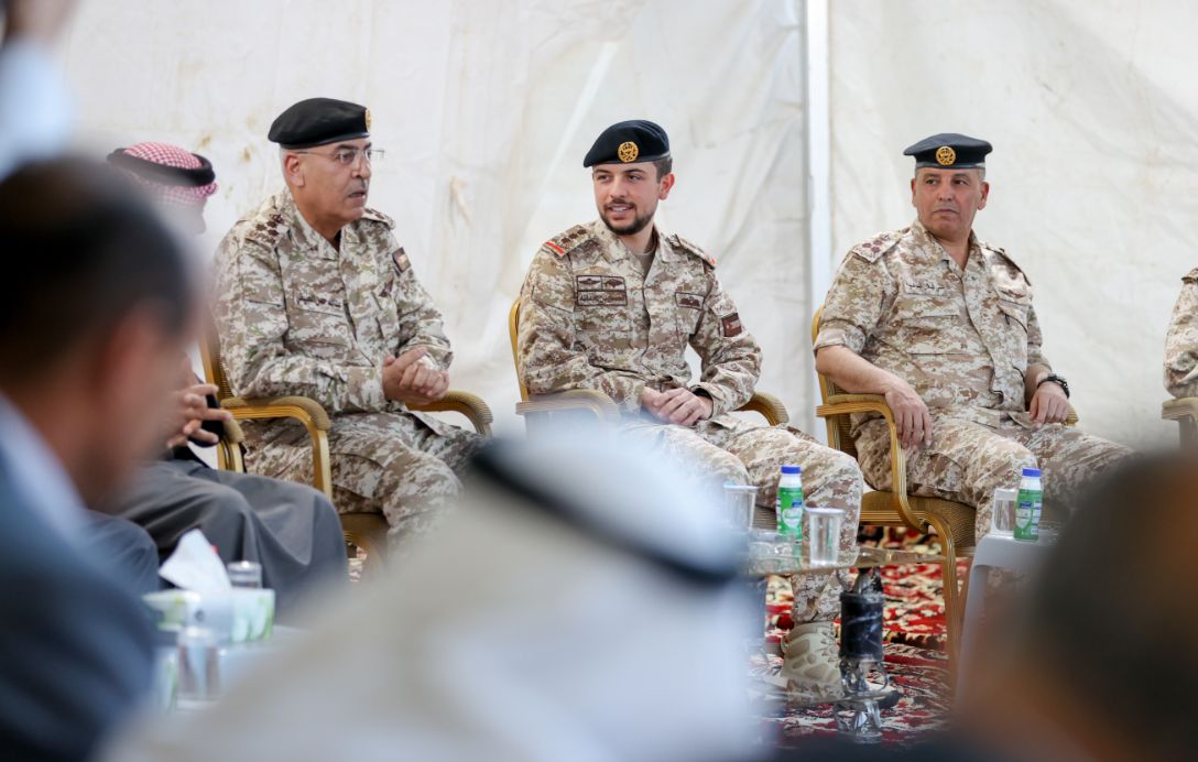  نائب الملك يشارك عدداً من القادة المتقاعدين من كتيبة "أم الجيش" مأدبة الإفطار