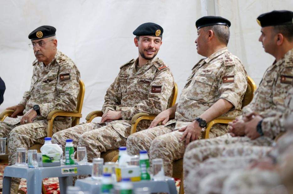  نائب الملك يشارك عدداً من القادة المتقاعدين من كتيبة "أم الجيش" مأدبة الإفطار