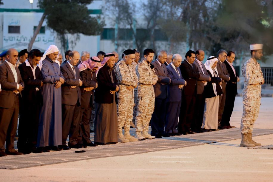  نائب الملك يشارك عدداً من القادة المتقاعدين من كتيبة "أم الجيش" مأدبة الإفطار