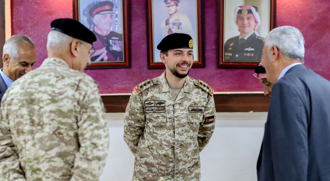  نائب الملك يشارك عدداً من القادة المتقاعدين من كتيبة "أم الجيش" مأدبة الإفطار