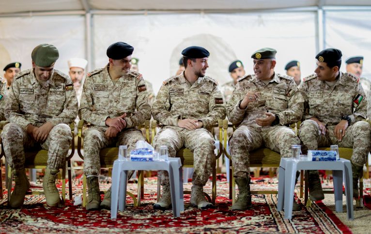  نائب الملك يشارك عدداً من القادة المتقاعدين من كتيبة "أم الجيش" مأدبة الإفطار