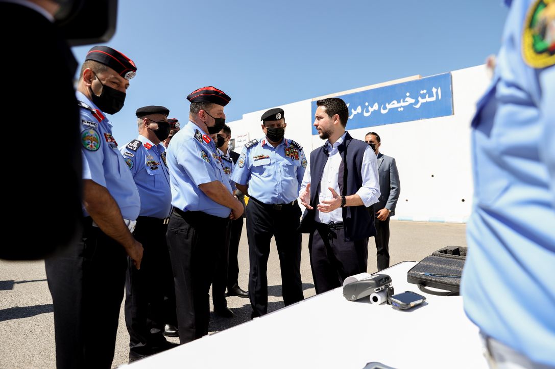 ولي العهد يطلع على الأنظمة المستحدثة في خدمات "إدارة الترخيص"