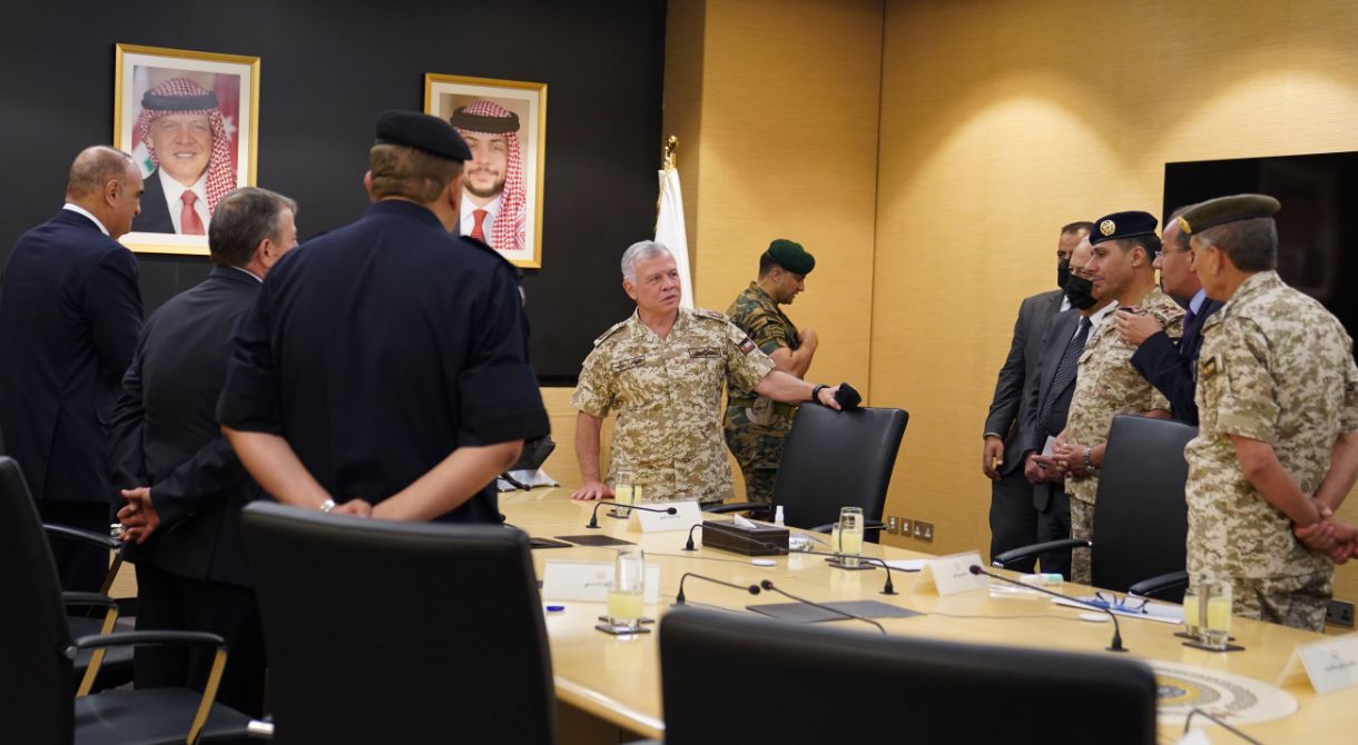 الملك يترأس اجتماعا بمركز الأزمات للوقوف على تفاصيل حادثة تسرب الغاز بالعقبة