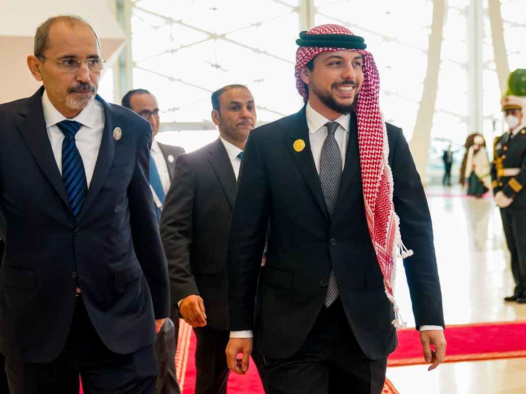 مندوبا عن الملك.. ولي العهد يلقي كلمة الأردن في القمة العربية بالجزائر
